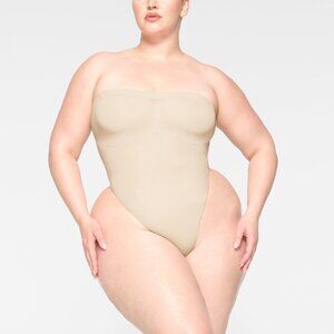 ✨ SKIMS Seamless Strapless Thong Bodysuit – Strong Compression Size XL Sand NEW✨